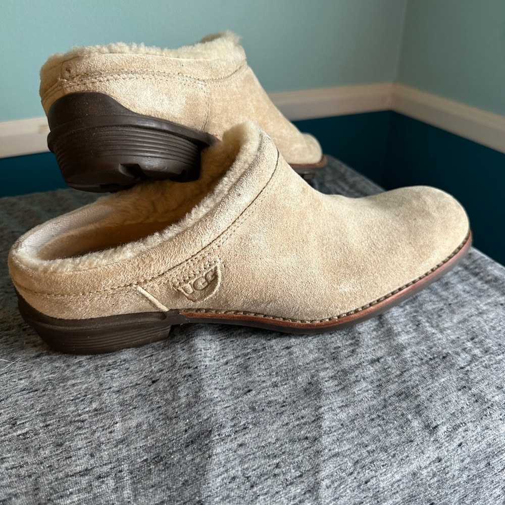 UGG Women’s Shoreham mule. Size 8, Sand.